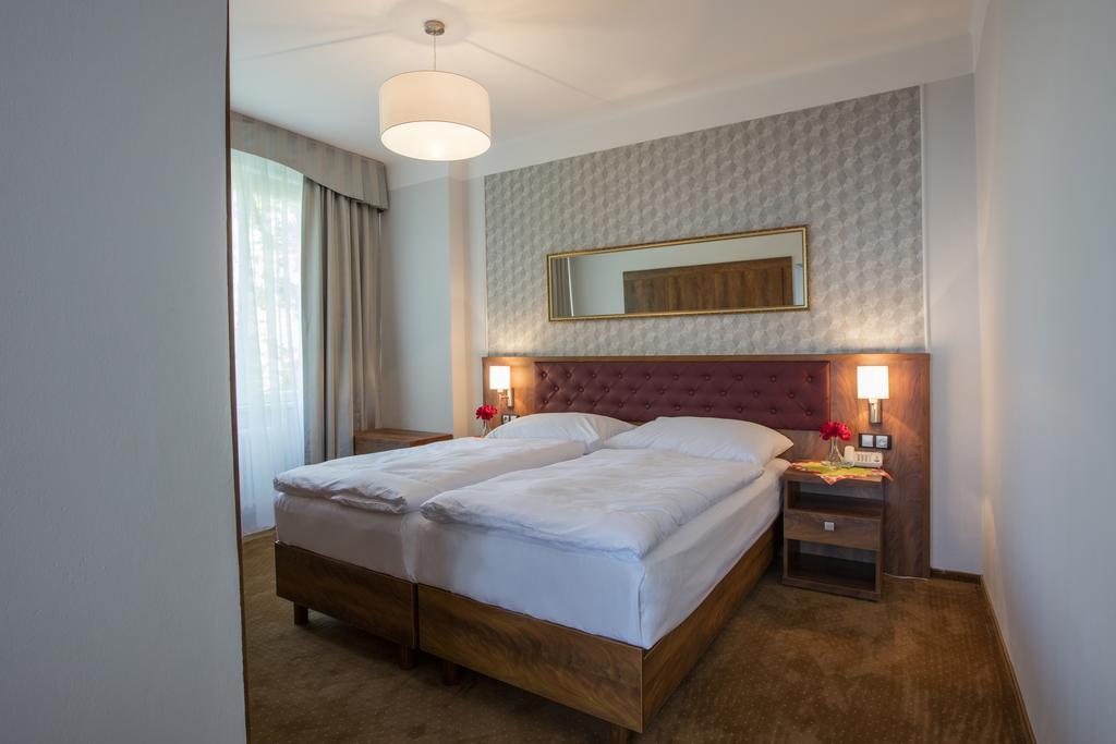 Hotel Bellevue Tlapak Poděbrady Kültér fotó